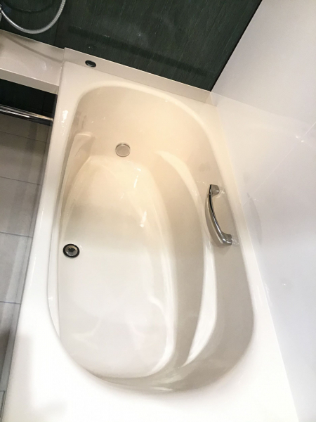 鋳物ホーロー浴槽は体の芯までしっかりと温まります。浴槽の丸い形状が体にフィットします。